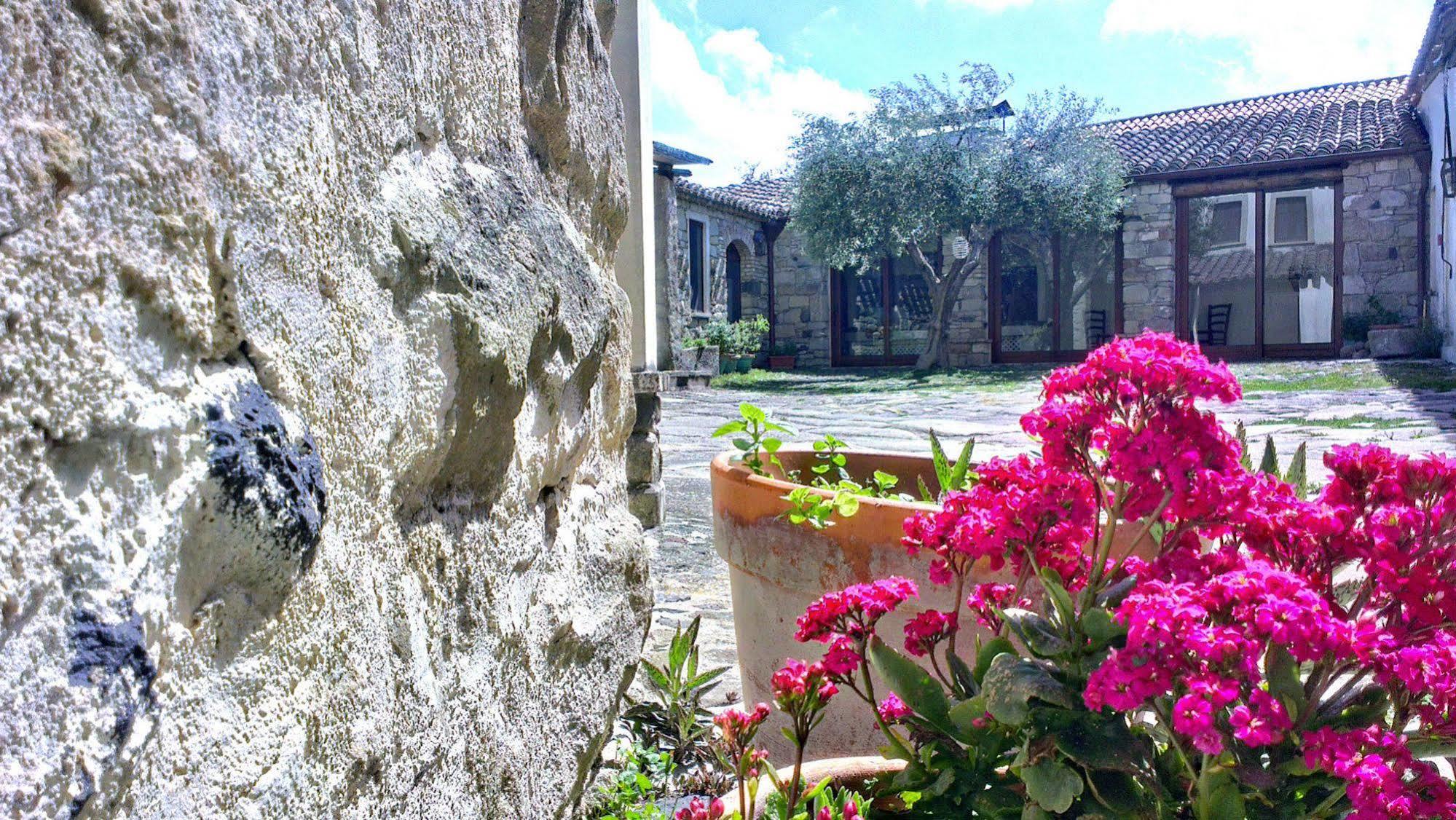 Il Borgo Dell'Arcangelo Tuili Екстер'єр фото